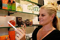 Filialleiterin Kati Koch hat ein Näschen für schöne Düfte. Eigentümer Henrik Warschau hat aus der LZ vom Blomberger Stadtentwicklungskonzept erfahren. 