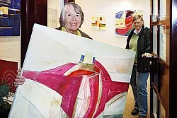 "Die Weisheit des Herzens": Christiane Brendel (links) und Dr. Antje Oswald mit dem gleichnamigen Bild. - &copy; Foto: Preuss