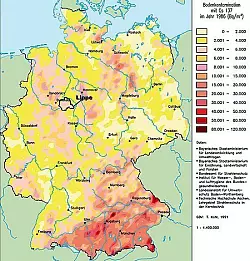 Süd-Nord-Gefälle mit einigen Ausnahmen: Diese Karte zeigt die Bodenkontamination (Becquerel pro Quadratmeter) mit dem langlebigen Cäsium 137 nach dem Super-Gau im 1600 Kilometer entfernten Tschernobyl. Lippe ist damals weitgehend vom "Fall-Out" verschont geblieben. Ganz anders ist die Situation in Südbayern oder südlich von Schwerin. - © Grafik: Bundesamt für Strahlenschutz
