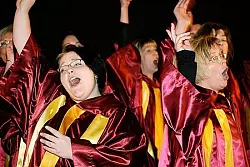 Die "Voices of Freedom" beeindruckten ihr Publikum in Schieder mit viel Stimm- und Körpereinsatz. - © Foto: Schürstedt