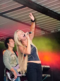 Die Bühne bebt: "Sushi"-Frontfrau Anja Florath heizte dem Publikum ein. Foto: Muhr