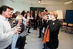 Ein "Energizer" hilft: Seminarleiter Andreas Kuhlmann (Mitte, hinten mit Thomas Schulte, links, und J&uuml;rgen Elfers) motiviert die Lehrer mit einem kleinen "Schnick-Schnack-Schnuck"-Spiel f&uuml;r den n&auml;chsten Seminar-Abschnitt. Allerdings gehts hier nicht um Stein, Brunnen oder Papier, sondern um den Samurai oder - wie im Bild - den "Tiger", der den Samurai schl&auml;gt.Foto: Engelhardt