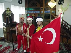 Leben den islamischen Glauben: Emre Öztürk, Salih und Halil Karakaya (von links) zeigen in traditionellem Gewand einen Teil ihrer Kultur. 