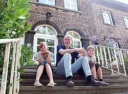 Gern gesehene G&auml;ste: Natalia und Dominik besuchen die Gr&uuml;nau-Schule auf Hof Nacke. Wenn sie nicht gerade Kirschen pfl&uuml;cken, kommen sie gern zum Plaudern bei Bauer Albrecht Nacke vorbei. Fotos: KantelbergIdylle: Vorbei an Gutshaus und Schulgarten f&uuml;hrt der Weg zu den alten K&ouml;tterh&auml;usern.