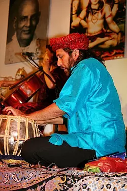 Orientalische Musik: Das "Ahura Project" mit Rashmi Bhatt (vorne) und Donja Djember am Cello spielte bei der Eröffnung. FOTO: PAVLUSTYK