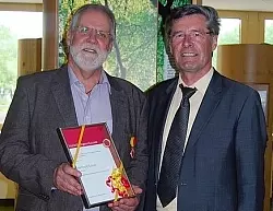 Auszeichnung für einen engagierten Wanderfreund: Landrat Friedel Heuwinkel (rechts) überreicht Berthold Schulz den Lippischen Ehrenring. - © FOTO: PRIVAT