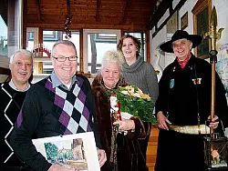 Geschätzte Gäste: (von links) Jonny und Anna Biener freuen sich über die Aufmerksamkeiten. Juniorchefin Diane Kotzenberg gratulierte und Josef Kirchhoff lieferte das Ständchen. - © Foto: Muhr