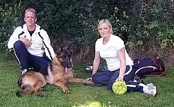 Der weitere Weg hat sich gelohnt: Cecil und Thor Christensens Hündin "Ritzza av Thorarinn" belegt in der Junghundklasse den ersten Platz. Foto: Schön