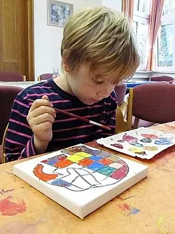 Als Erinnerung: Levi malt den Elefant Elmar aus. Die Bilder der Ferienspielkinder sollen in den beiden Gemeindehäuser aufgehängt werden. - © Foto: Pringal