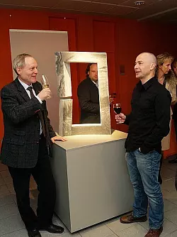 Am Objekt: Bildhauer Roland Höft (rechts) im Gespräch mit Kunstfreund Wolfgang Stückemann. Foto: Nicole Reineke