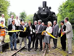 Der Weg ist frei: Landrat Friedel Heuwinkel (Mitte) schneidet im Beisein offizieller Gäste feierlich das Band durch und eröffnet die Museumsbahnstrecke Barntrup-Dörentrup.Foto: Schönfeld