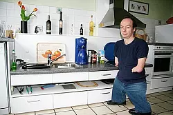 Maßanfertigung: Die Küche mit mobiler Arbeitsfläche ist extra auf die Größe von Hans-Peter Wellmann zugeschnitten. Mit normalen Modellen kämen er und seine Lebensgefährtin im Alltag kaum zurecht. Foto: Kantelberg