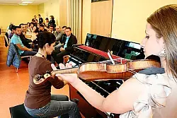 Armenier in Detmold: Marine Babakyan (Violine) und Inga Petrosian (Klavier) unterhalten die Gäste des Jugendtreffens. Foto: Dick