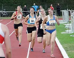 Das Ende eines langen Tages: Beim 800-Meter-Lauf legte sich Sandra Meier (zweite von rechts) noch einmal richtig ins Zeug. Rechts zieht Inga Stöber (Wattenscheid) an, dahinter liegen Julia Glaisner (Wendelstein, Nr. 68) und Katrin Schröder (Gießen).Foto: Welle