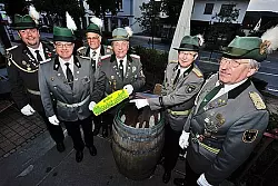 (von links) stellvertretender Vorsitzender Alexander Lipke, Schatzmeister Gerhard Nolting, Vorsitzender Siegfried Ullrich, stellvertretender Oberst Heinz Brüggemann, Oberst Michael Reschke und Organisator Friedel Sieker. - © Foto: Krull