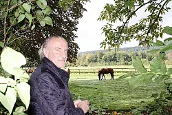 Liebt die Natur und die Pferde: Der Dörentruper Rolf Zimmermann möchte die Deutsche Meisterschaft im Polo nach Lippe holen. - © Foto: Schwabbauer