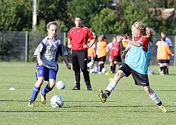 Auf dem Vormarsch: Johanna Engellage (links) aus Entrup beim Westfalenauswahltraining mit Marcel Junkereit. - © Foto: Hagemann