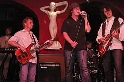 Den Keller gerockt: Six Batts mit (von links) Anthony Sawadski, Johann Klassen, Andreas J. Klassen, Bennet Jonas Sawadski und Vitalij Engbrecht. - © Foto: Gallisch