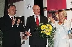 Applaus auf großer Bühne: Der ehemalige Chefarzt am Lemgoer Klinikum, Prof. Siegfried Behrens (Mitte), erhält den Romanikpreis des Landes Sachsen-Anhalt. Es applaudieren Cornelia Pieper, Vorsitzende des FDP-Landesverbandes, und Dr. Reiner Haseloff, Minister für Arbeit und Wirtschaft. Foto: Privat