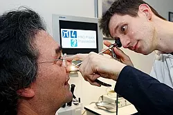 Spezialinstrument: Dr. Stephan Rehse (rechts) schaut seinem Kollegen Dr. Manfred Pilgramm mit einem Nasen-Endoskop, das bei HNO-Ärzten zum Einsatz kommt, in dessen Riechorgan. Foto: Preuss