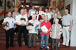 Ausgezeichnet: Hans-Jürgen Heitkamp, Wilhelm Sandmann, Friedrich Wehrmann und Luigi Foglietta mit der DRK-Vorsitzenden Lisa Meier (vorn von links), weiteren treuen Blutspendern sowie Bürgermeister Hans Hoppenberg und Stephan Kottmann vom DRK-Blutspendedienst (rechts). 