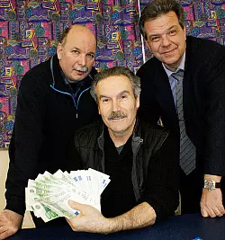 Geldübergabe: Sekip Meretuk (vorn), der Erfahrungen mit den Bonuszahlungen hat, mit dem Meyra-Betriebsratsvorsitzenden Hans Mielke (links) und Robert Lange (IKK). 