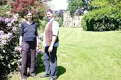 Stolze Besitzer: Auf sechs Hektar erstreckt sich der Landschaftsgarten von Sophia und Peter von Lengerke. Foto: Ostersiek