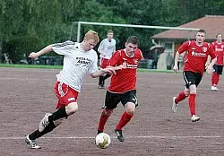 Barntrups Angreifer Martin Rethmeier, an drei Toren beteiligt, enteilt Oliver Markus von der Spvg. Brakel. - © Foto: Lucas
