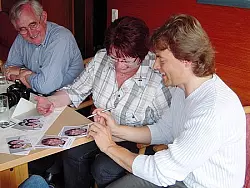 Als Frauenschwarm und Tenor erfolgreich: Volksmusikstar Rudy Giovannini (rechts) gibt Cecile und Joss Brands aus Luxemburg ein Autogramm. Foto: Ruppe