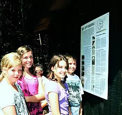Laura, Katrin, Jessica und Jan (von links) vom Patensteig-Team vor dem Start an der Schutzhütte am Wanderparkplatz Hagendorf. - © Foto: Privat