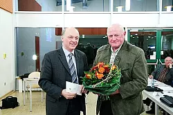 Abschied: B&uuml;rgermeister Klaus Geise bedankt sich bei G&uuml;nter Nullmeier. Foto: Schwarzer