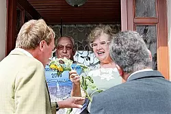 Premiere: Marga Koch erhält als erste Brakelsiekerin eine Sonnenblume von Bürgermeisterkandidat Ralf Mühlenmeier (links) und Ratskandidat Jörg Kuhlemann (rechts). Ihr Mann Heinz präsentiert stolz die Unterschrift des Außenministers.Foto: Preuss