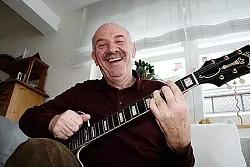 Kurt Koch nimmt sogar noch mal Gitarrenunterricht, wenn er nicht gerade schlichtet. - © Foto: Schürstedt