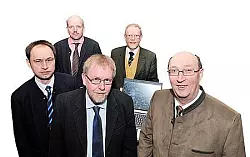 Günther Klingenhagen, Dirk Sprute (beide Referenten), Dr. Josef Lammers, (Kreis-Geschäftsführer bei der Landwirtschaftskammer), Referent Hermann Hanhart und Kreislandwirt Friedrich Oberkrome-Tasche freuten sich über die große Resonanz. 200 Landwirte kamen zur Fachtagung. - © FOTO: KRULL