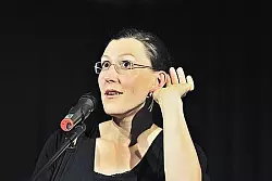 Hat das Ohr am Publikum: Martina Schwarzmann weiß, was sie will. Und was sie nicht will. Zum Beispiel, dass zu ihren Liedern über das Leben, den Alltag und das Mutter-Sein rhythmisch geklatscht wird. - © Foto: Krull