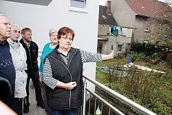 Rita P&ouml;hl weist auf das Grundst&uuml;ck, das unter Beobachtung steht. Links neben ihr Maria Reisenberger, Reinhard Sch&ouml;nhage, Milli Sch&auml;fer und Otto Wasserberg, die sich f&uuml;r eine Bek&auml;mpfung der Nagetiere einsetzen. 