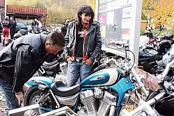 Startvorbereitungen: Mit einer Ausfahrt ist im Biker-Café "Günters Kurve" die Saison beendet worden. - © Foto: Hoppe