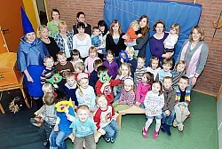 Wissen jetzt mehr: Mit Begeisterung nehmen die Kinder des ev. Familienzentrums Helpup an der Bibelwoche teil, die Leiterin Carmen Pöppe (rechts) und ihr Team organisiert haben. - © 