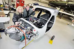 Bastler am Werk: J&uuml;rgen Ostermeier und Geertje G&ouml;tschmann stehen an einem ihrer "SpeedCruiser 07", der sich mitten im Fertigungsprozess befindet.