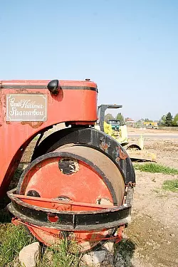 Bald der Hingucker auf einem Kreisel: Diese Walze steht bereits auf der S&uuml;dring-Baustelle unweit der Bahnlinie und wartet auf ihre voraussichtlich letzte Bestimmung. Foto: Reineke
