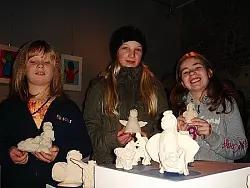 Vielseitige Engelwesen: Carisma Boos, Malin Ehlebracht und Melina Schl&uuml;tter (von links) zeigen ihre Kunstwerke. Foto: Entgelmeier