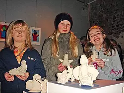 Vielseitige Engelwesen: Carisma Boos, Malin Ehlebracht und Melina Schl&uuml;tter (von links) zeigen ihre Kunstwerke. Foto: Entgelmeier