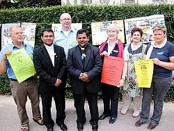 Paul Kurzawski (Lemgo), Pater Josef, Pfarrer Reinhold Frickenstein, Pater Jaison, Elisabeth Dux (Barntrup), Suzanne Schmidtpeter (Bösingfeld) und Heike Traeger (Hohenhausen, von links). - © Foto: Sölter