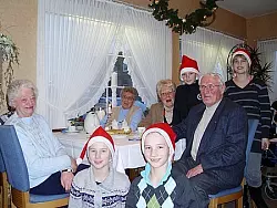 Gem&uuml;tliche Runde: Sch&uuml;ler der Musikschule "Allegro" bereiten den VdK-Mitgliedern sch&ouml;ne Stunden. Foto: privat