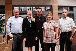 Freude aufs Jüngsten-Turnier: (von links) Michael Koderisch (Organisationsleitung), Alicia Held (Geschäftsführerin Best Western Residenz Hotel Detmold), Marc Kuchenbecker (Pressebüro), Stefanie Schlink-Böger (Sparda-Bank, Leitung Geschäftsstelle Detmold) und Dieter Schraer (Organisationsleitung). - © Foto: Gallisch