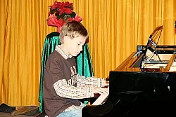 Erik Schlieker traute sich ganz allein vor das Publikum in Elbrinxen. - © Foto: Blum