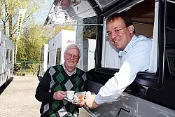 Sind begeistert vom Urlaub auf Rädern: Der ehemalige Prokurist Rolf Schwarze (links) und Geschäftsführer Guido Ullrich. - © FOTO: HEIDI STORK