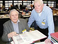 Briefmarkenfreunde unter sich: (von links) Bernd Stoyke und Erich K. Lippert. - © Foto: Schotte