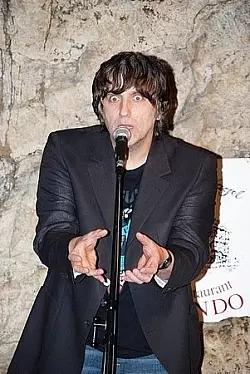 M&ouml;chtegern-Rockstar: Achim Knorr wei&szlig; im Kellergew&ouml;lbe des Hotel-Restaurants Parlando zu unterhalten. - &copy; Foto: Prignitz