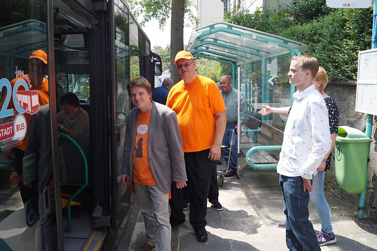Bereit zum Einstieg: Geht es nach Oliver Bayer, Harald Franz, Simon Welslau und Mirjam Sturmann-Püttcher (verdeckt, von links), werden die Bad Salzufler Haltstellen in Zukunft häufiger angesteuert. - © Jan Christian Pinsch